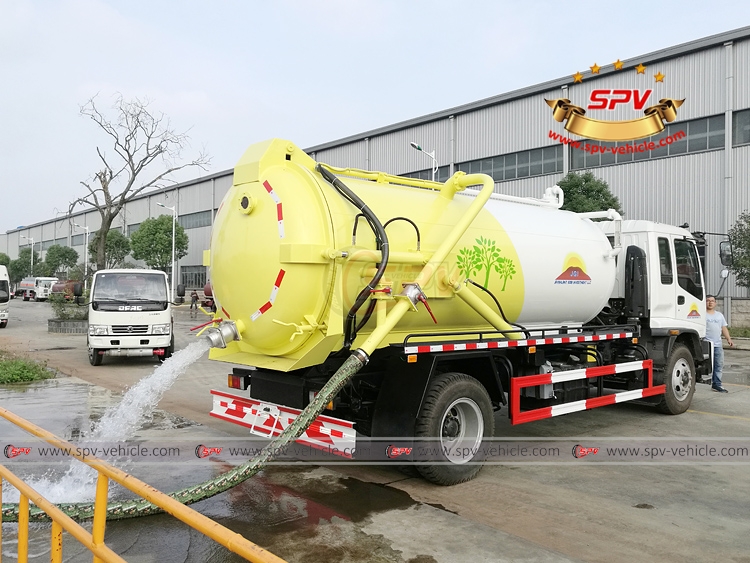 8,000 Litres Sewer Vacuum Truck ISUZU - Discharging